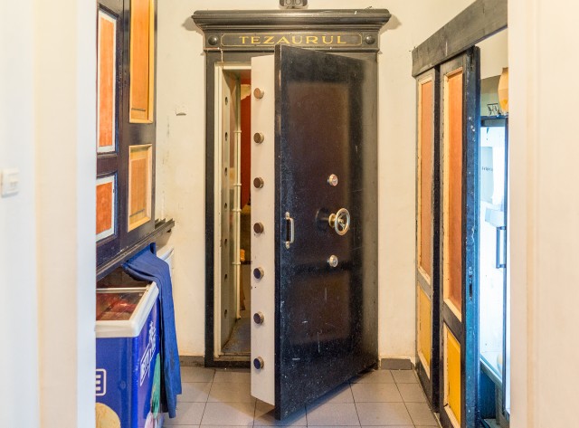 Nefumatorii din Tezaur -  Probabil va suna cunoscut cafeneaua Van Gogh de pe strada Smardan. Ce se stie mai putin e ca aceasta cafenea este amenajata intr-un fost sediu de banca, Banca Romano - Elvetiana, mai exact. Interesant este ca usa de securitate a tezaurului bancii se afla inca la fata locului, la intrarea din subsol catre salonul de nefumatori.
