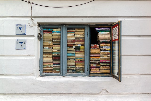 Fereastra cu carti - De cativa ani, un anticar ce isi desfasoara activitatea intr-o cladire de pe strada Batistei, a decis sa transforme una dintre ferestrele amplasate spre strada intr-o adevarata librarie, e interesant de vazut.